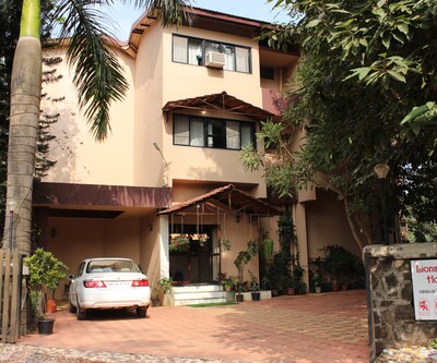 Lion's Den Hotel